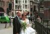 Bruidspaar op Amsterdamse gracht